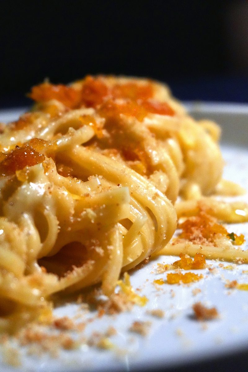 Piatti di pesce fresco serviti al tavolo da Acqua Pazza, lungomare di Scauri