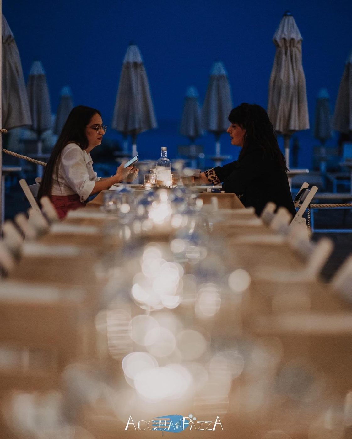 Cena sul lungomare di Scauri all'ora blu, con le candele