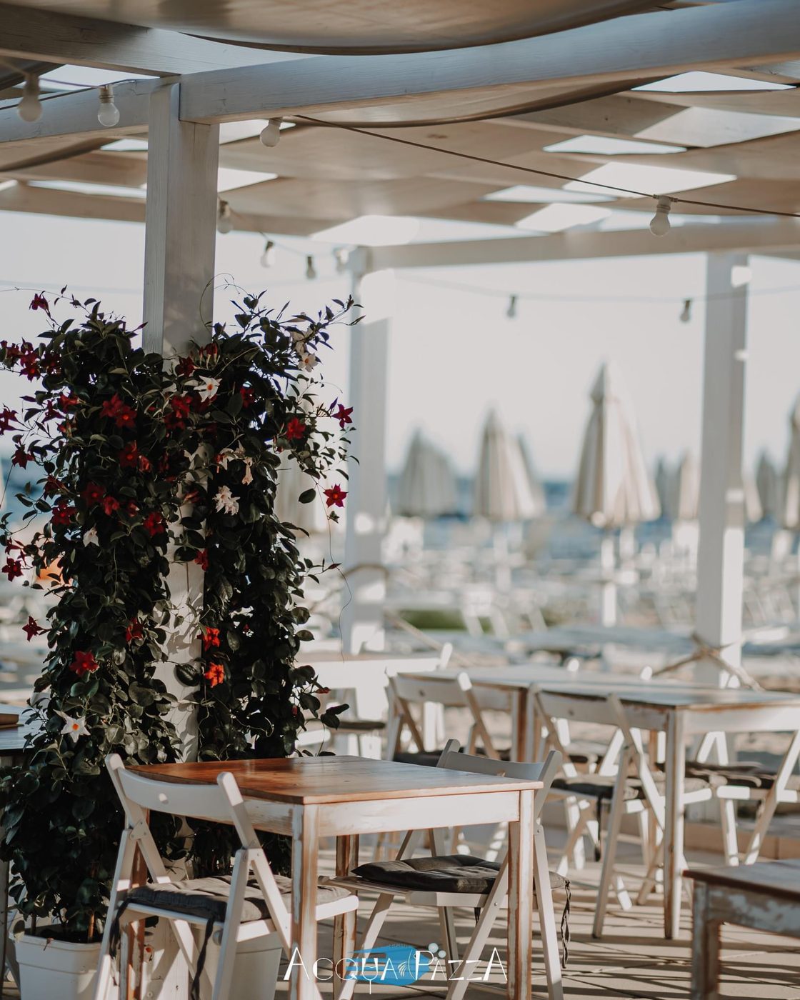 La terrazza di Acqua Pazza con pergolato e vista sul mare di Scauri
