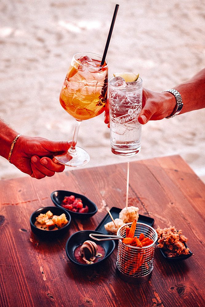 Brindisi all'aperitivo sul lungomare di Scauri
