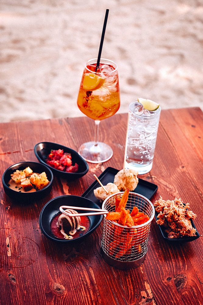 Spritz e cicchetti veneziani in spiaggia da Acqua Pazza