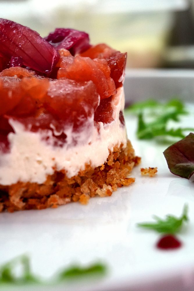 Cheesecake salata di tonno con tartare e crema di formaggio