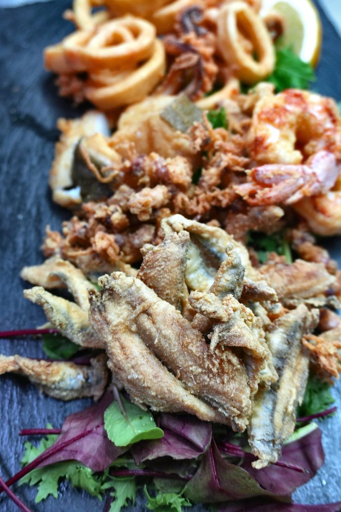Fritto misto di mare by Acqua Pazza: calamari, gamberi e baccalà