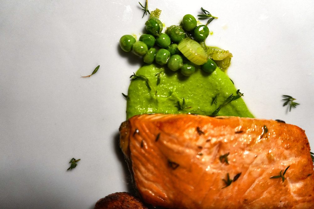 Salmone su crema di piselli — Rosa & Verde